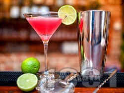 Коктейл Cointreaupolitan с ликьор Коантро и сок от червена боровинка - снимка на рецептата Коктейл Cointreaupolitan с ликьор Коантро и сок от червена боровинка - снимка на рецептата
